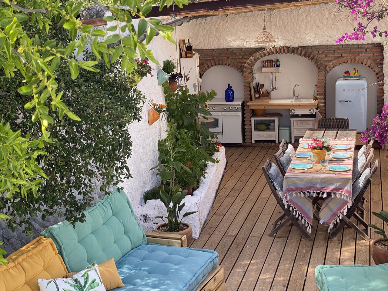 Outdoor-Küche-mit-Sofas